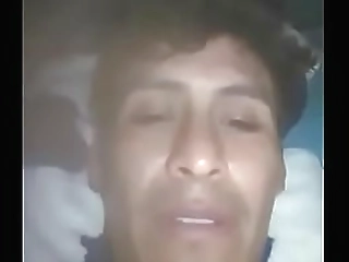 sexy shemale se corre con un vibrador pensando en su entrenador