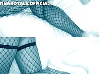 shemale rips her tight trans asshole with a dildo